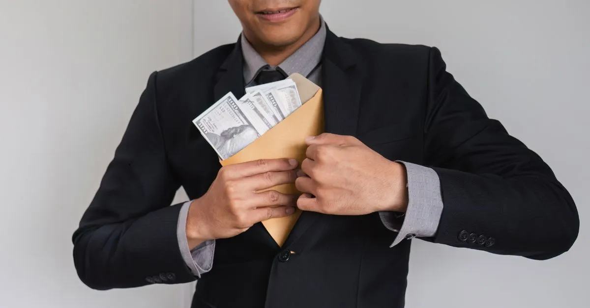 Fraude na venda de imóvel representada por homem escondendo dinheiro em envelope durante negociação imobiliária
