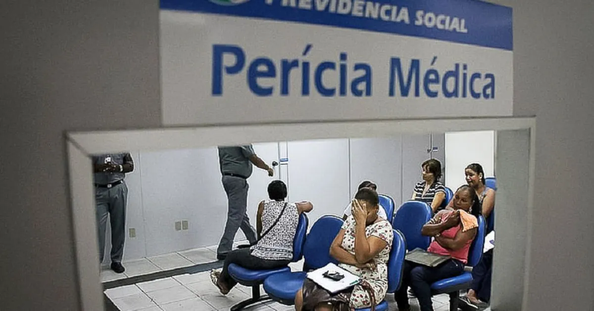 Perícia médica do INSS em 2026 com segurados aguardando atendimento