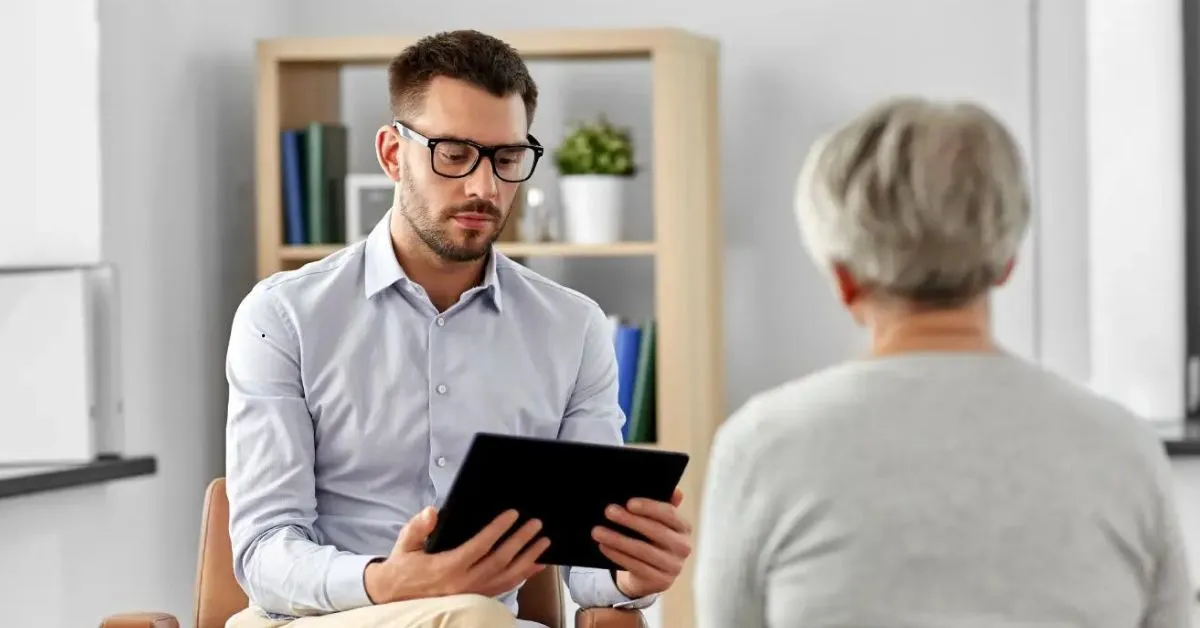 Violência psicológica no Direito de Família sendo analisada em atendimento profissional