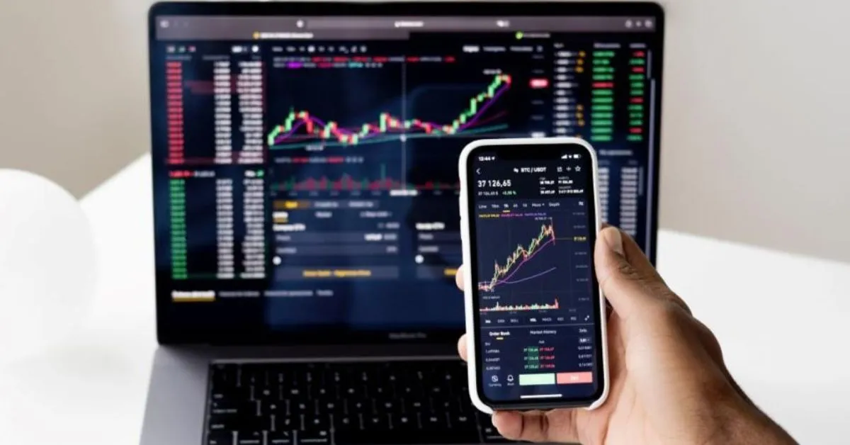 Herança de criptomoedas e ativos digitais sendo acompanhada em aplicativo e computador durante inventário