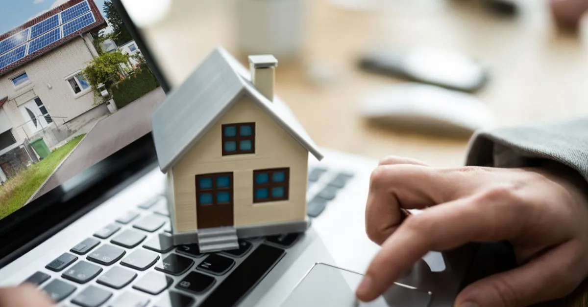 Usucapião de imóvel em condomínio com casa em miniatura sobre notebook representando regularização imobiliária