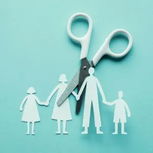 Criança entre os pais representando alienação parental e conflitos familiares